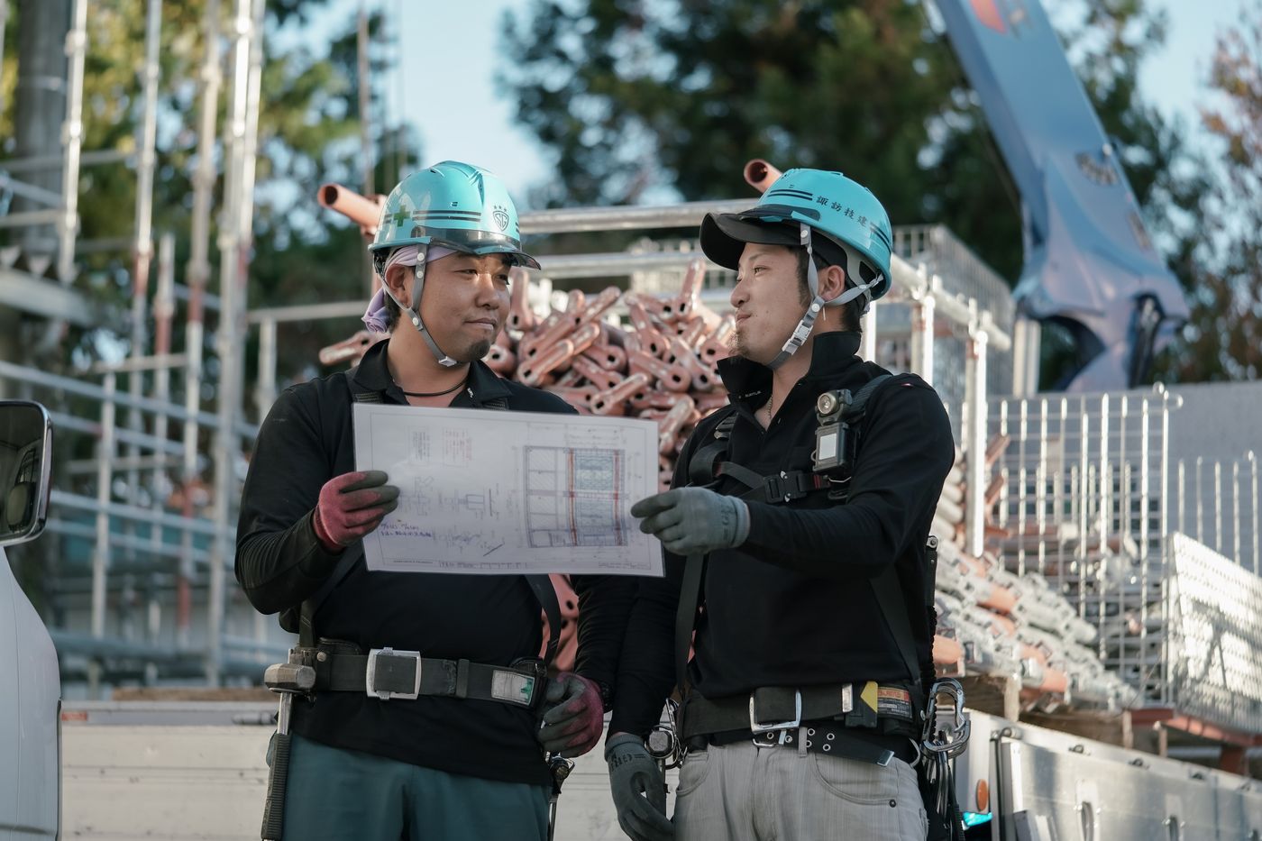 現場で図面を確認する諏訪技建の職人