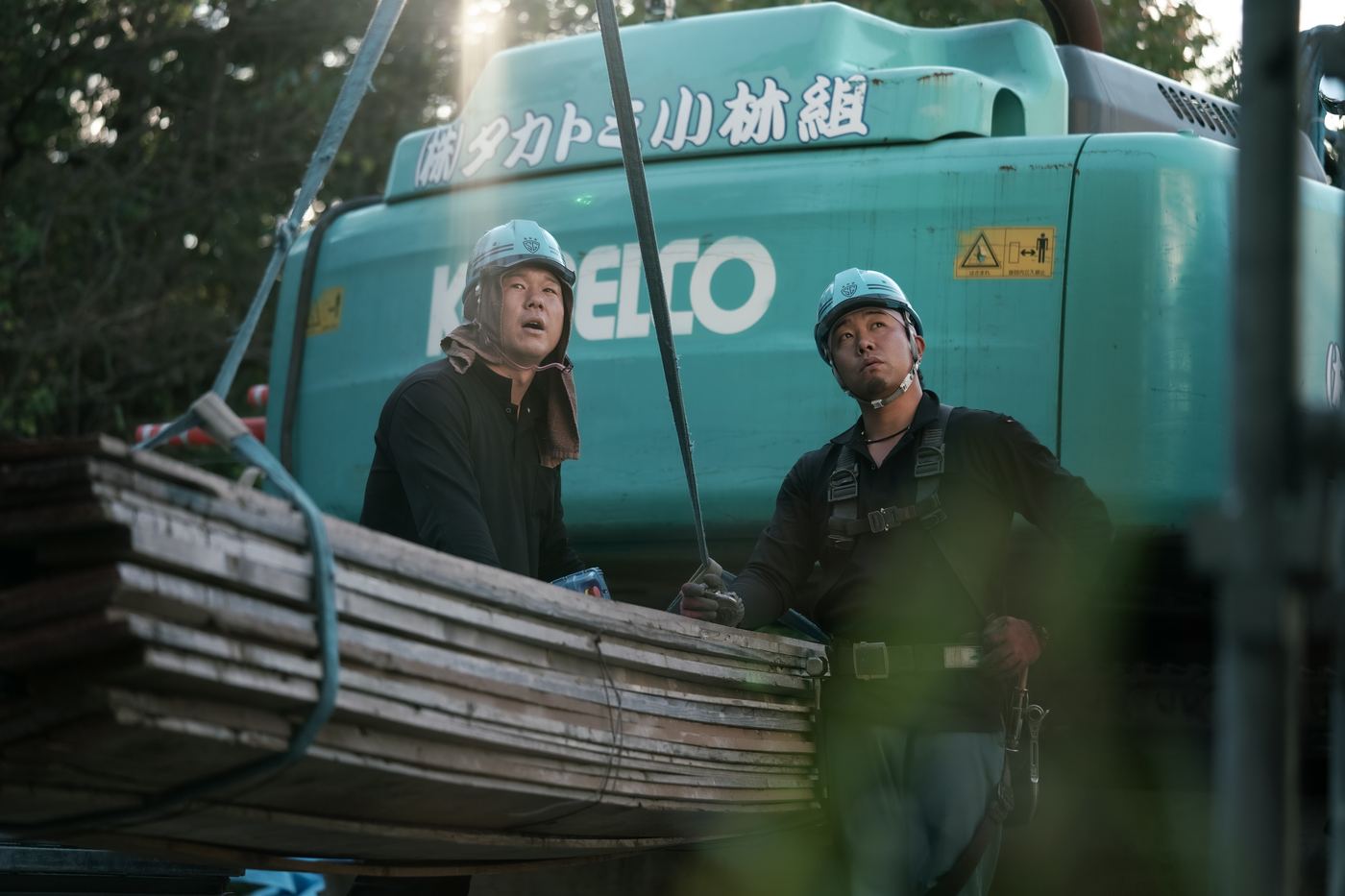 朝の資材ヤードと重機