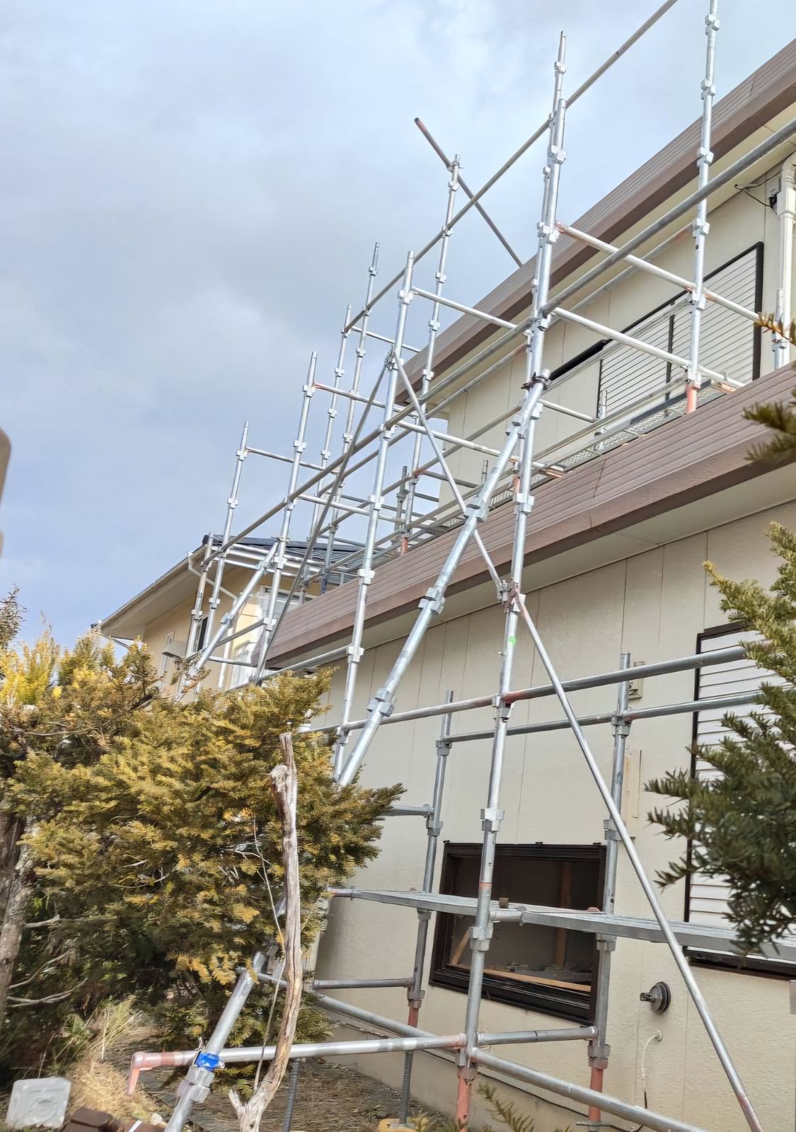 戸建て住宅の屋根まわり足場