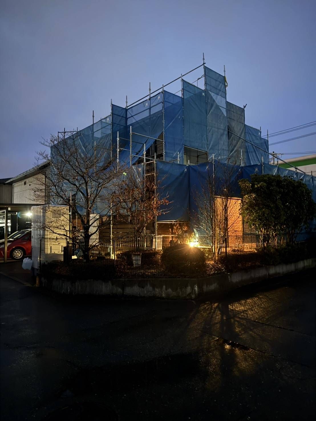 夕暮れの戸建て改修現場の足場