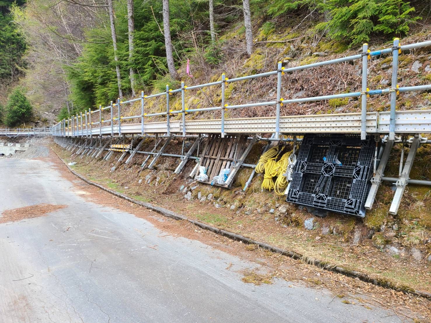 山間部の道路脇に設置した桟橋足場