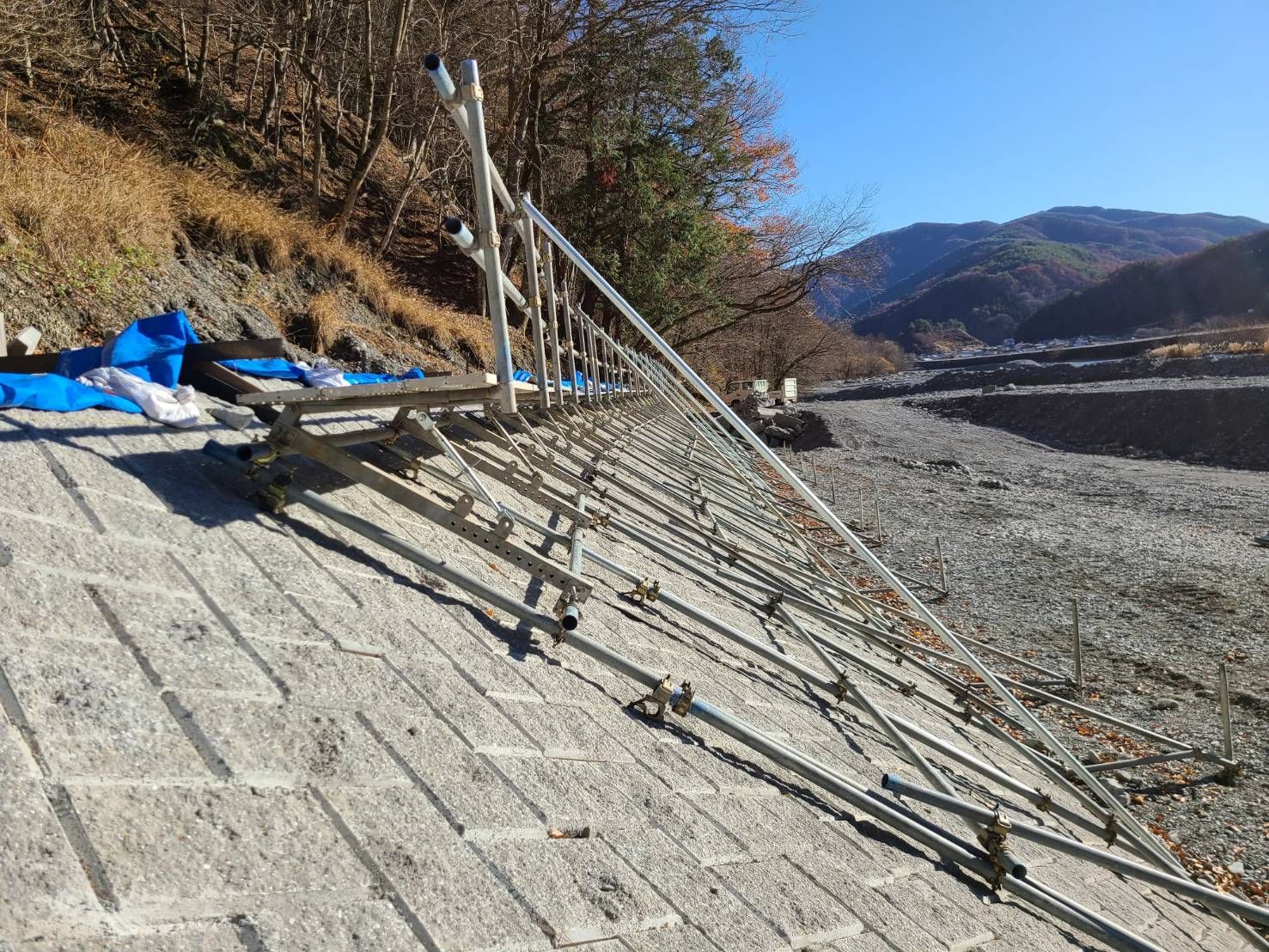 河川護岸の法面用特殊架台