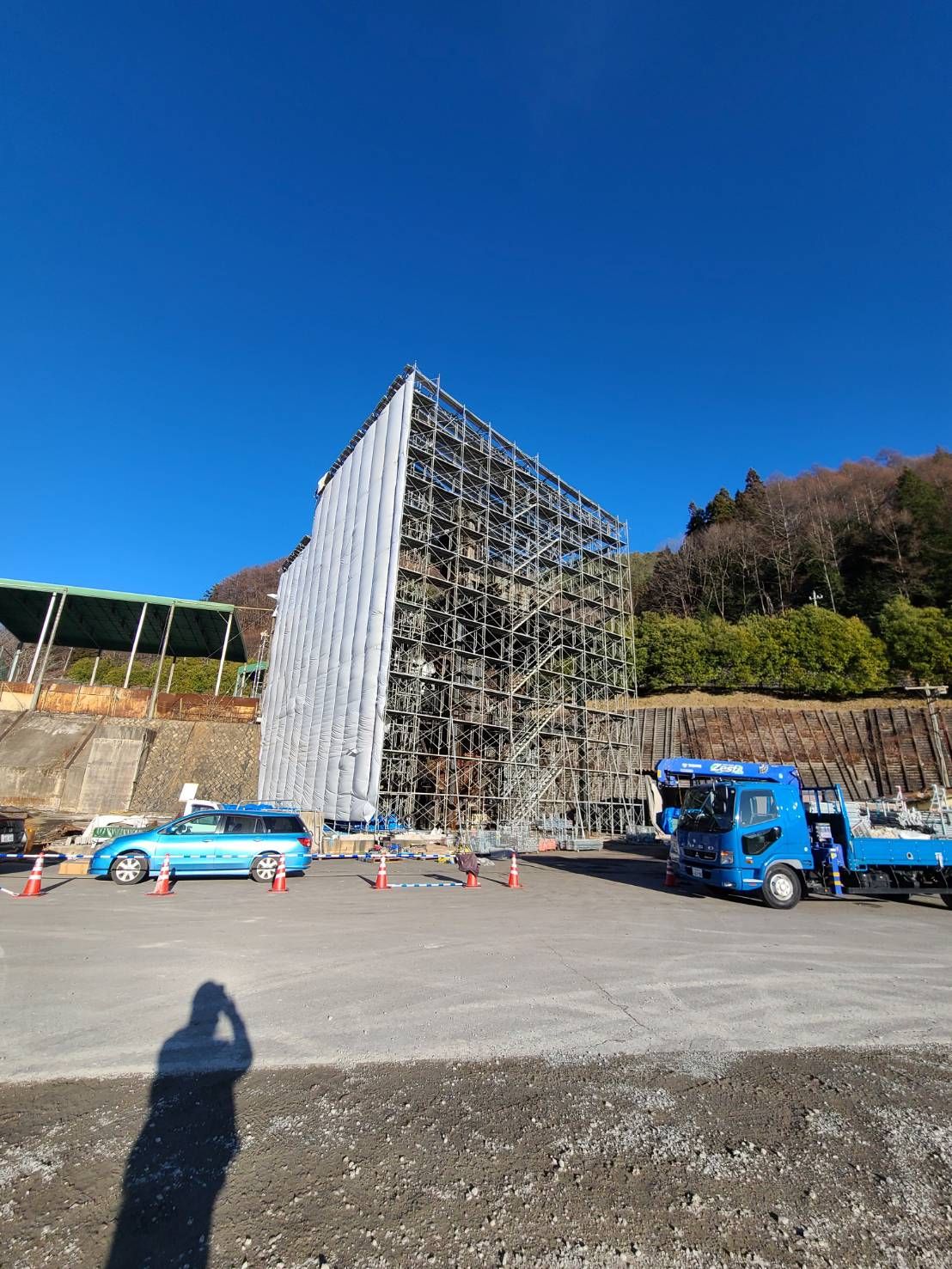 山間部に組んだ大規模な仮設足場