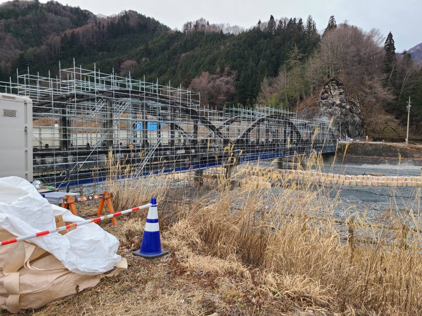 河川に架かるアーチ橋の橋梁足場