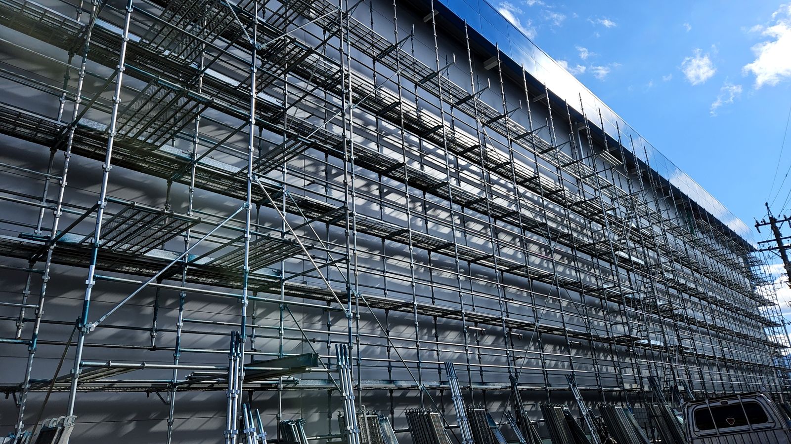 大規模建築物の全面外部足場